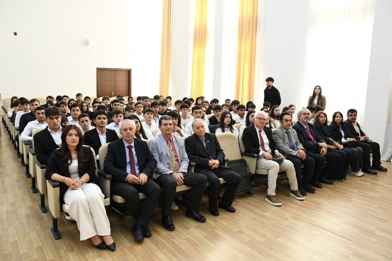 Zəfər Qurbanov tələbələrlə görüşdü - FOTOLAR